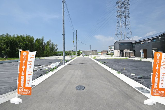 ハートフルタウン田能4丁目新築一戸建て│3LDK+駐車駐輪の前面道路含む現地写真|開発道路内の幅員は約6ｍで駐車の際も安心です。
車の通り抜けが少なく落ち着いた住環境です。