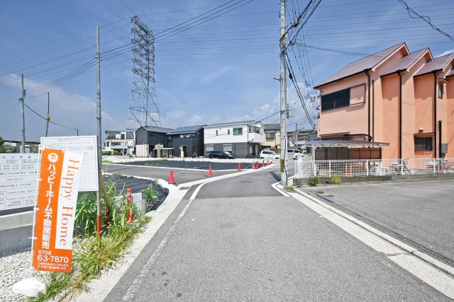 ハートフルタウン田能4丁目新築一戸建て│3LDK+駐車駐輪の前面道路含む現地写真|幅員約6mの開発道路が暮らしにゆとりをプラス。