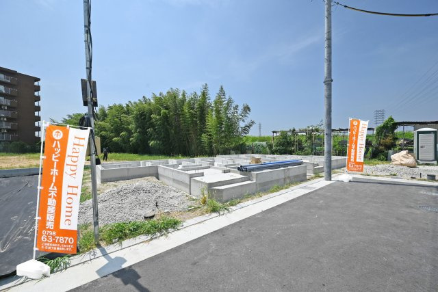 ハートフルタウン田能4丁目新築一戸建て│3LDK+駐車駐輪の外観|現地では基礎工事が進行中です。建物の完成に向け、順調に工事が進んでいます。