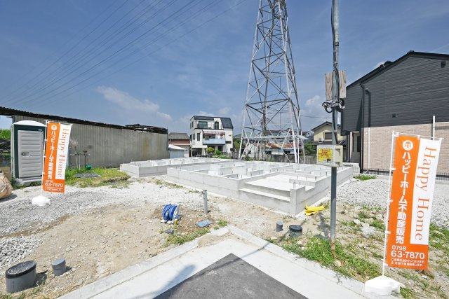 ハートフルタウン田能4丁目新築一戸建て│3LDK+駐車駐輪の外観|現地では基礎工事が進行中です。建物の完成に向け、順調に工事が進んでいます。