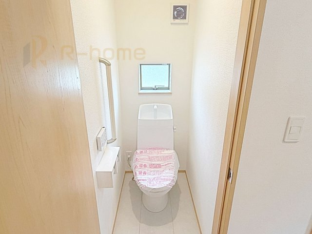 常陸大宮市宇留野　新築戸建て　A号棟のトイレ|温水洗浄便座付きのトイレ。
トイレが２ヵ所設置で朝の忙しい時間でも安心です。