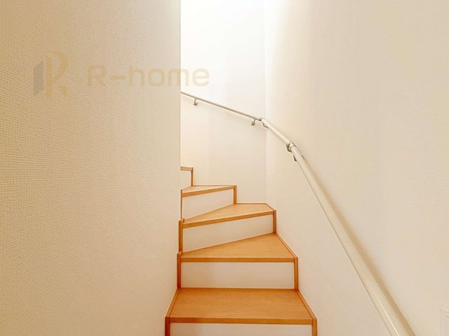 常陸大宮市宇留野　新築戸建て　A号棟の内装|手すりのついた階段！小さなお子様の利用も一安心です♪