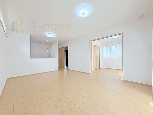 常陸大宮市宇留野　新築戸建て　A号棟の居間・リビング|広くて明るいＬＤＫ♪ ゆったりくつろげるリビングスペースで、ご家族皆様の笑顔が溢れます。
