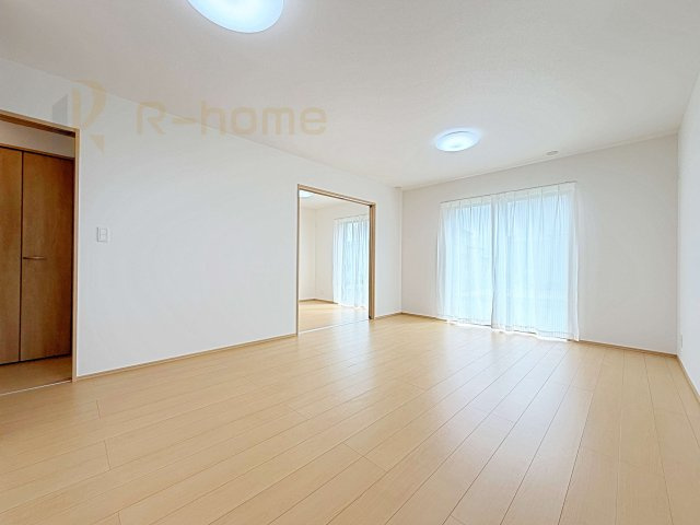 常陸大宮市宇留野　新築戸建て　A号棟の居間・リビング|たっぷりの陽光が注ぎ込む明るいリビング♪隣接の洋室を開放すると更なる大空間に変身♪
