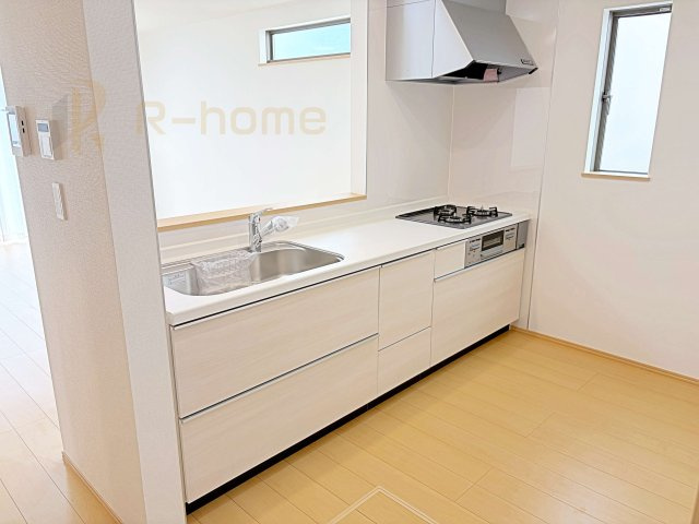 常陸大宮市宇留野　新築戸建て　A号棟のキッチン|料理をしながら家族とコミュニケーションが取れる対面式システムキッチン。