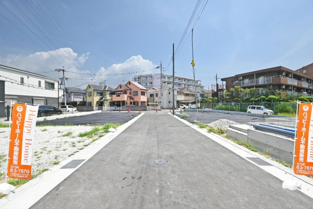 ハートフルタウン田能4丁目新築一戸建て│3LDK+駐車駐輪の外観|現地では基礎工事が進行中です。建物の完成に向け、順調に工事が進んでいます。