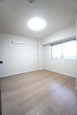 【洋室】 | 【上質リノベ】ファミール広島A棟 | 【洋室約5.5帖】
心と体をゆったりと安らげる主寝室。
寝室のゆとりが大きい分だけ、
暮らしの安らぎは深まります。
一日の疲れを癒すだけでなく、
ご夫婦の親密な語らいを紡ぎ出します。