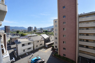 【展望】 | 【上質リノベ】ファミール広島A棟 | 【四季を感じる】
四季の移ろい・爽やかな青空や風を感じられ
自然を愉しめるパノラマビュー。
毎日の暮らしに余裕を感じさせてくれる、
遮る物の無い開放的な眺望を是非、ご堪能ください。