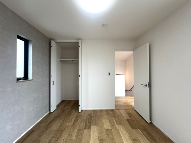 良い家は玄関をあけた瞬間の第一印象で決まる！！このお家も思わずキュン...な【旭区川井本町新築戸建】の洋室|落ち着いた色調の洋室です