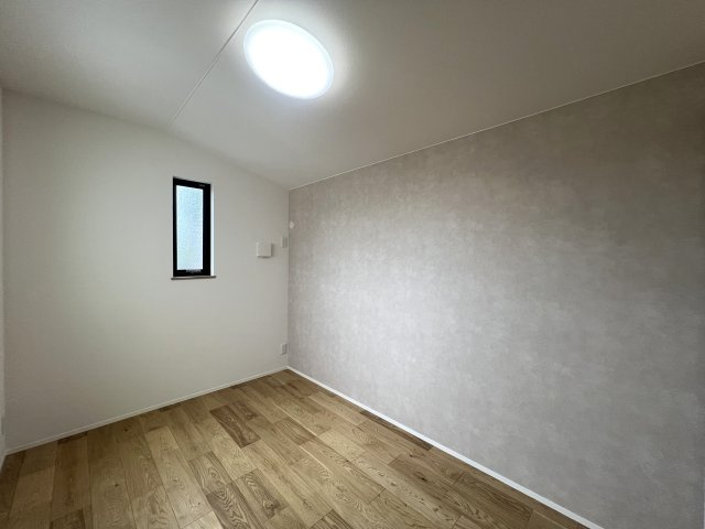 良い家は玄関をあけた瞬間の第一印象で決まる！！このお家も思わずキュン...な【旭区川井本町新築戸建】の洋室|洋室です