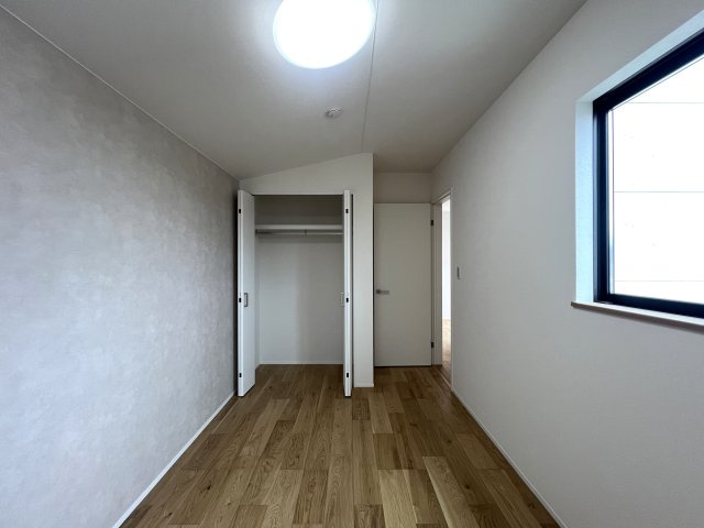 良い家は玄関をあけた瞬間の第一印象で決まる！！このお家も思わずキュン...な【旭区川井本町新築戸建】の洋室|使い勝手のいい洋室です