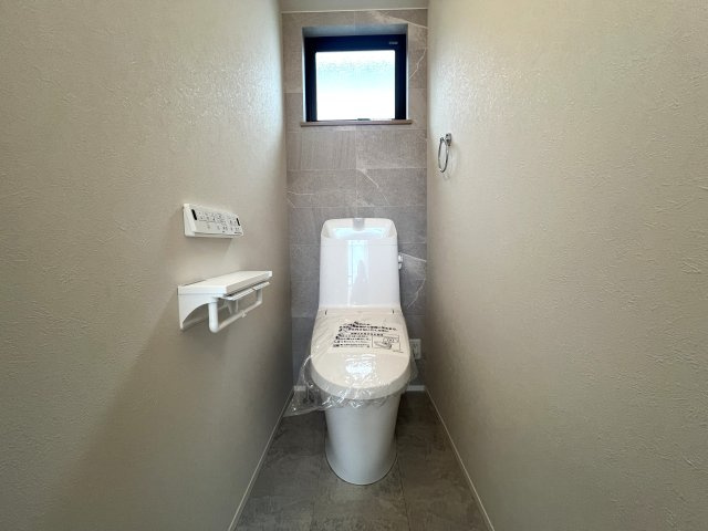 良い家は玄関をあけた瞬間の第一印象で決まる！！このお家も思わずキュン...な【旭区川井本町新築戸建】のトイレ|トイレです