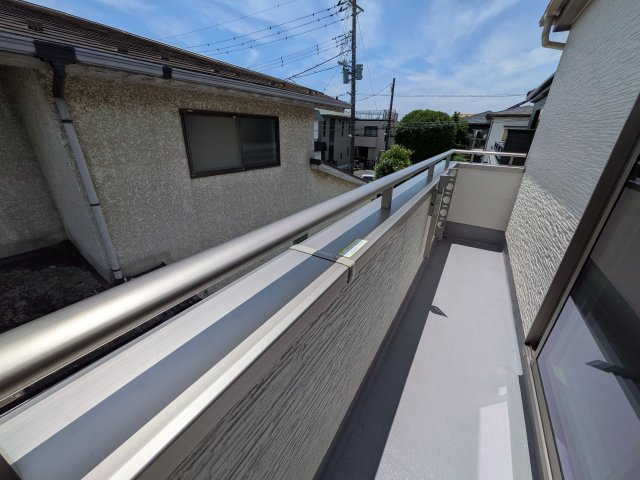 船橋市習志野台８丁目　B号棟のバルコニー|洗濯物も布団もまとめて干せるワイド設計。
広々としたワイドバルコニーで、家事の効率が上がり、日々の暮らしが快適になります。