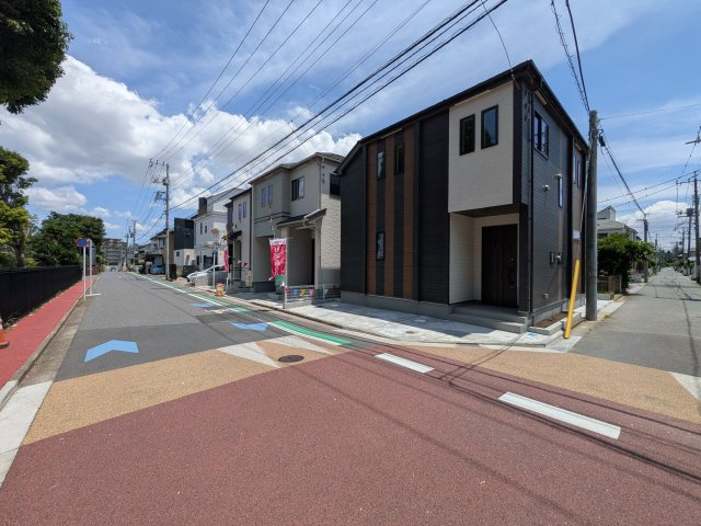 船橋市習志野台８丁目　B号棟の前面道路含む現地写真|現地完成済で建物や駐車場、お庭も全てご覧いただけます。。
本日のご見学も可能です♪
お気軽にお電話またはお問い合わせください。