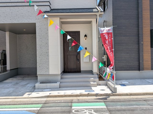 船橋市習志野台８丁目　B号棟の玄関|お洒落な玄関ドアと洗練された外壁デザイン。家の顔にふさわしい上質な佇まいで、ご家族やお客様を迎えます。