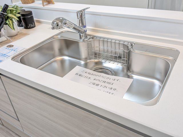船橋市習志野台８丁目　B号棟のキッチン|大きな鍋やフライパンも洗いやすい深型のシンク。
泡や水ハネを抑える設計で、キッチン周りを汚しにくいのが魅力です。