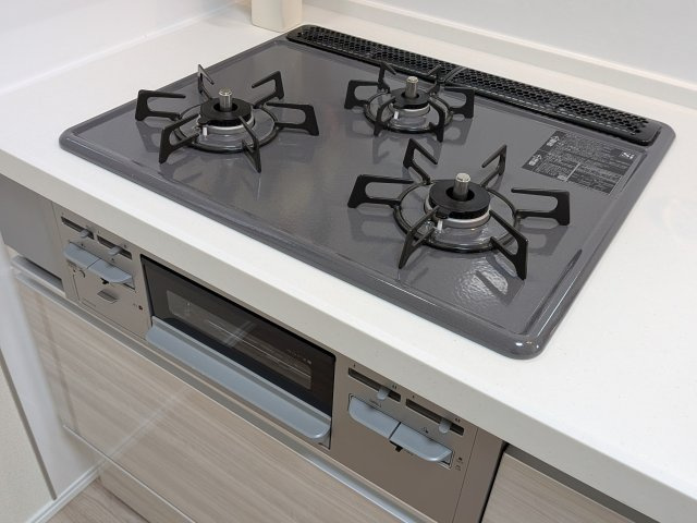 船橋市習志野台８丁目　B号棟のキッチン|忙しい毎日の調理をサポートする三ツ口コンロ。
煮る・焼く・温めると同時進行で、効率よく時短料理が叶います♪