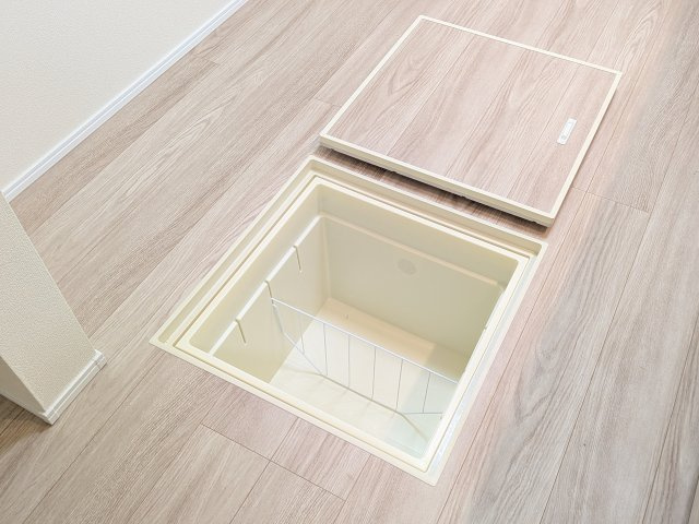 船橋市習志野台８丁目　B号棟のキッチン|災害時にも安心な備蓄品の保管スペースとして活用可能。
日常使わないモノを隠して収納し、生活空間を広く使えます。