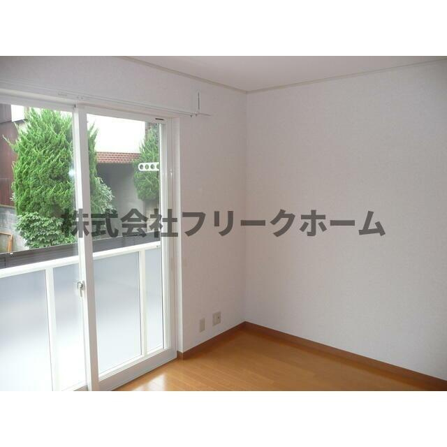 小金井市前原町３丁目のアパートの居間・リビング