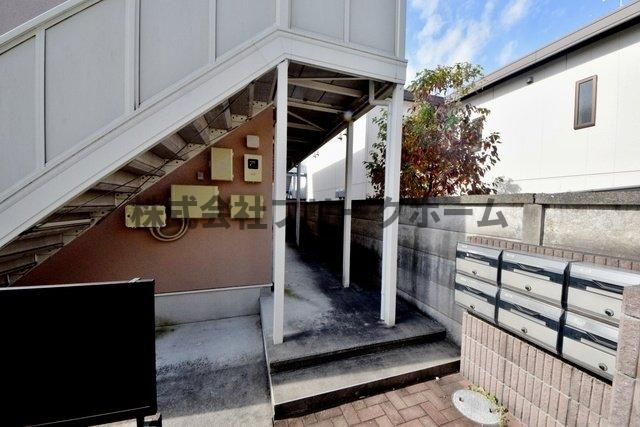 小金井市前原町３丁目のアパートのエントランス
