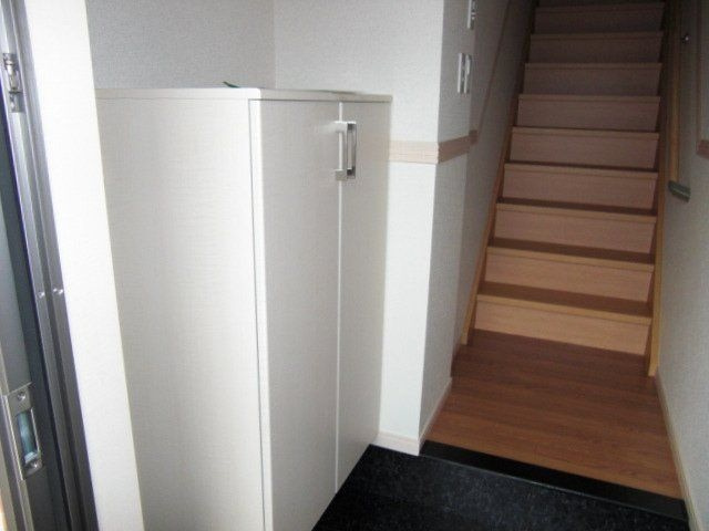 クレストール横黒の玄関
