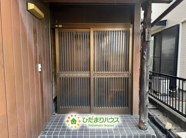 加須市礼羽　中古一戸建ての玄関