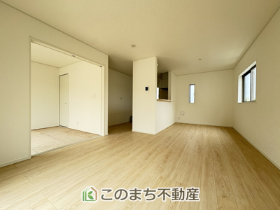 【居間・リビング】 | 常総市本石下第12　1号棟 | 窓が多く明るいリビングスペース☆ご家族の団らんを明るい日差しがが照らします☆