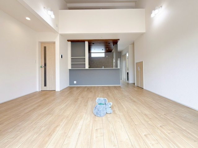 【居間・リビング】 | 高崎市新町　平屋　新築住宅 | 気がづけば家族が集まって楽しい会話と食事が始まる。皆で笑って過ごす幸せ溢れるリビング。