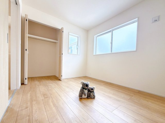 【洋室】 | 高崎市新町　平屋　新築住宅 | 窓が２つあるので明るい印象を受けます！風通しもよいので天気の良い日は窓を開けて空気の入替をしてみるのはいかがでしょうか。
