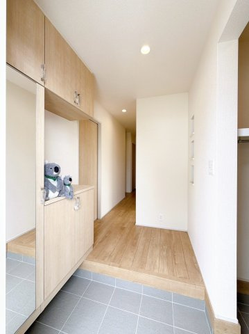 【玄関】 | 高崎市新町　平屋　新築住宅 | 家の第一印象を決める玄関は、明るく清潔感のある空間に仕上がっています。来客を気持ちよく迎え入れられる、心地よい玄関です。