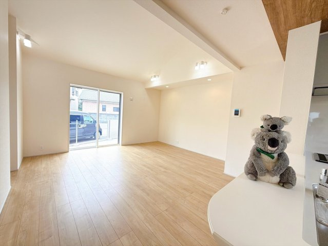 【居間・リビング】 | 高崎市新町　平屋　新築住宅 | 開放感あふれるリビング・ダイニングは、光と風を感じながら過ごせる心地よい空間。インテリアの映える落ち着いたデザインで、ゆとりある毎日を演出します。
