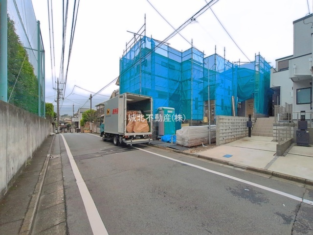 杉並区久我山4丁目 全2棟 1号棟の前面道路含む現地写真|伸びやかな南東側5.45ｍ公道に面する限定2棟
三鷹台の生活しやすい住環境です