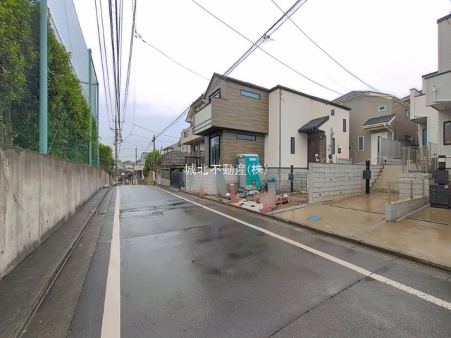 杉並区久我山4丁目 全2棟 1号棟の前面道路含む現地写真|伸びやかな南東側5.45ｍ公道に面する限定2棟
三鷹台の生活しやすい住環境です