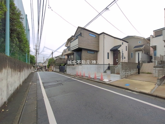 杉並区久我山4丁目 全2棟 1号棟の前面道路含む現地写真|伸びやかな南東側5.45ｍ公道に面する限定2棟
三鷹台の生活しやすい住環境です