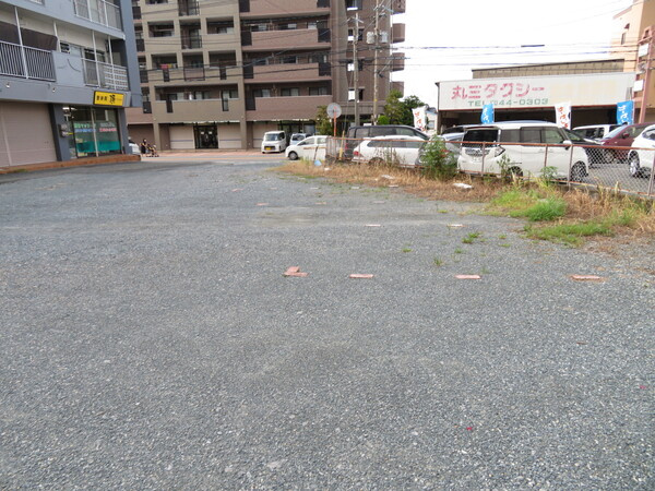 岡ビルの駐車場|駐車場に車を止められます