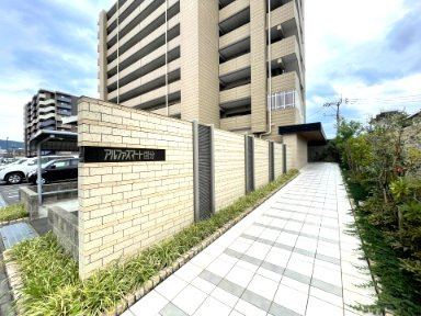 アルファスマート国分の外観|エントランスアプローチ、車路と歩道を分離した設計です。