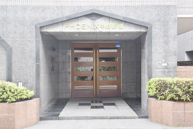 【エントランス】 | フェニックス中野新橋 | オートロックを備えた、マンションのエントランス。やはりセキュリティの観点は欠かすことができません。皆様を“安全”に送り出し、出迎えてくれます。～即日のご見学可能～　お問合せはお気軽にどうぞ。