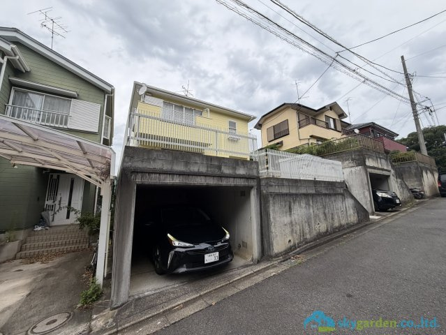 秦野市南矢名　中古戸建の前面道路含む現地写真