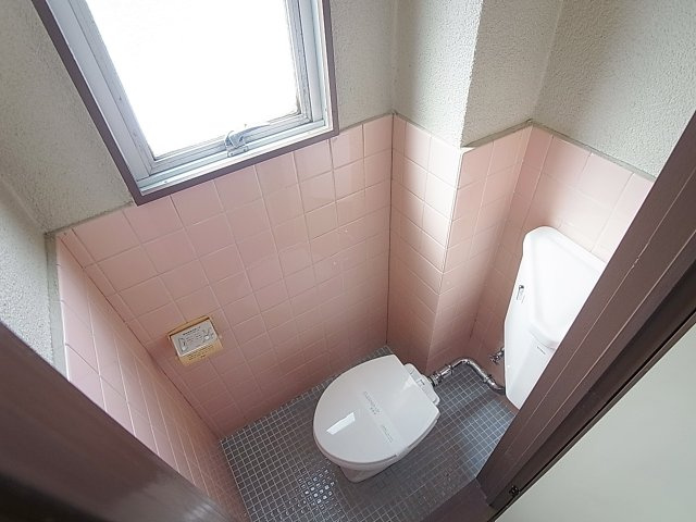 カナヤマンション 三信のトイレ|トイレにも窓付き