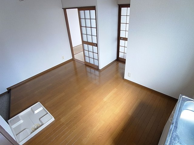 カナヤマンション 三信の設備|明るいダイニング