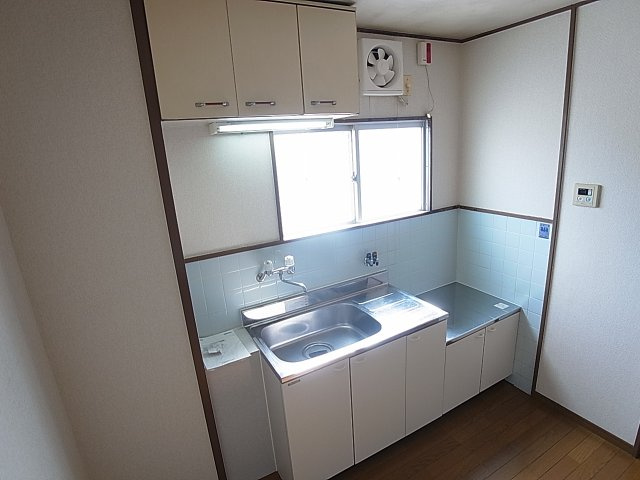 カナヤマンション 三信のキッチン|ガスコンロ設置可能キッチン、窓付き
