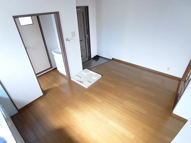 カナヤマンション 三信の居間・リビング|各部屋、日当たりの良い室内