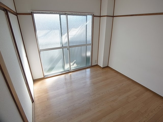 カナヤマンション 三信の玄関|日当たり良好な室内