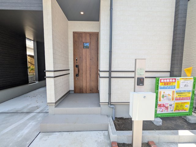 船橋市習志野台８丁目　C号棟の玄関|お洒落な玄関ドアと洗練された外壁デザイン。家の顔にふさわしい上質な佇まいで、ご家族やお客様を迎えます。