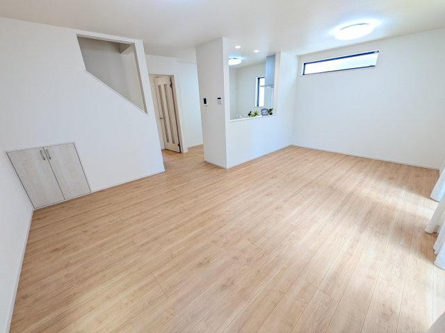 船橋市習志野台８丁目　C号棟の居間・リビング|居心地の良いデザインと機能性を両立。ご友人を招いたり、趣味を楽しんだり、様々なシーンで活躍する団らんの中心地です。