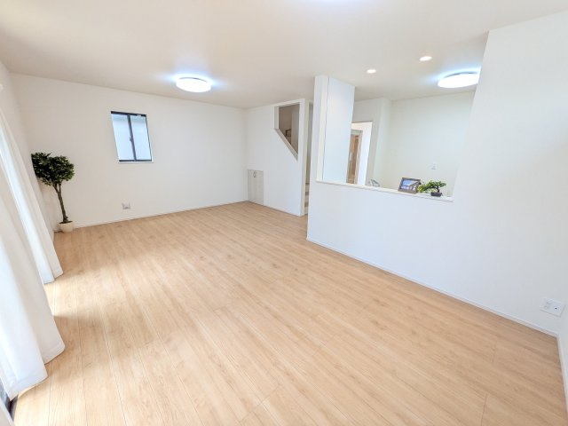 船橋市習志野台８丁目　C号棟の居間・リビング|家族の会話が自然と弾む、広々としたゆとりのLDK。南向きの窓からたっぷりの光が射し込む明るく快適な空間です。