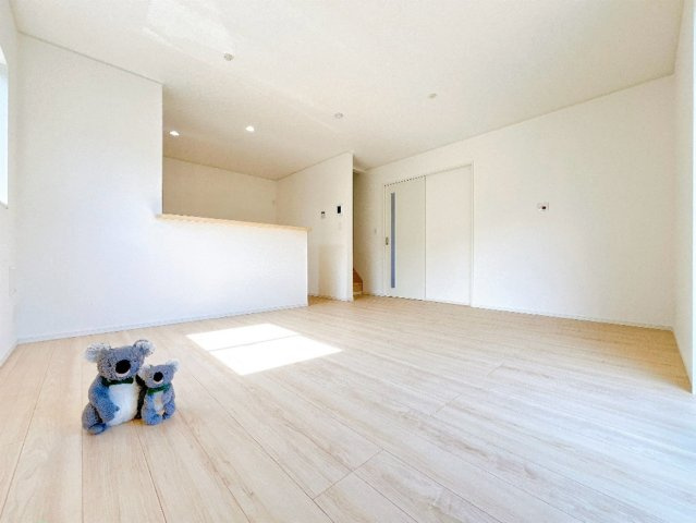 【居間・リビング】 | 高崎市新町　新築住宅 | ≪LDK≫
リビング・ダイニングは白を基調としたシンプルな空間。
雑貨やこだわりの家具など、レイアウトも自由に楽しめます！