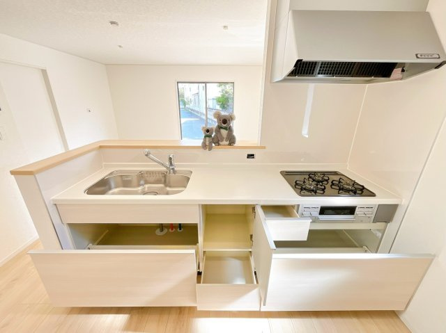 【キッチン】 | 高崎市新町　新築住宅 | 収納もたっぷりのシステムキッチン。
調理器具や調味料もまとめて収納できます！