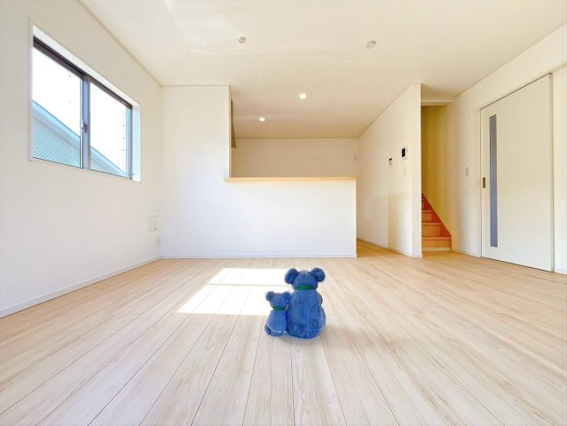 【居間・リビング】 | 高崎市新町　新築住宅 | 家族が自然と集まるリビング・ダイニング明るい光が差し込み、笑顔があふれる心地よい空間です。ゆったりとした広さで、くつろぎの時間をお過ごしいただけます。