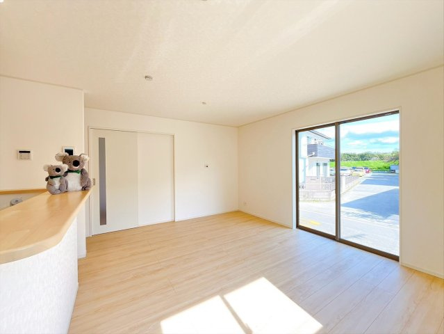 【居間・リビング】 | 高崎市新町　新築住宅 | カウンター付きキッチンがあるので、出来上がったお料理を並べておくことも可能！
家族で楽しく食卓を囲めます♪